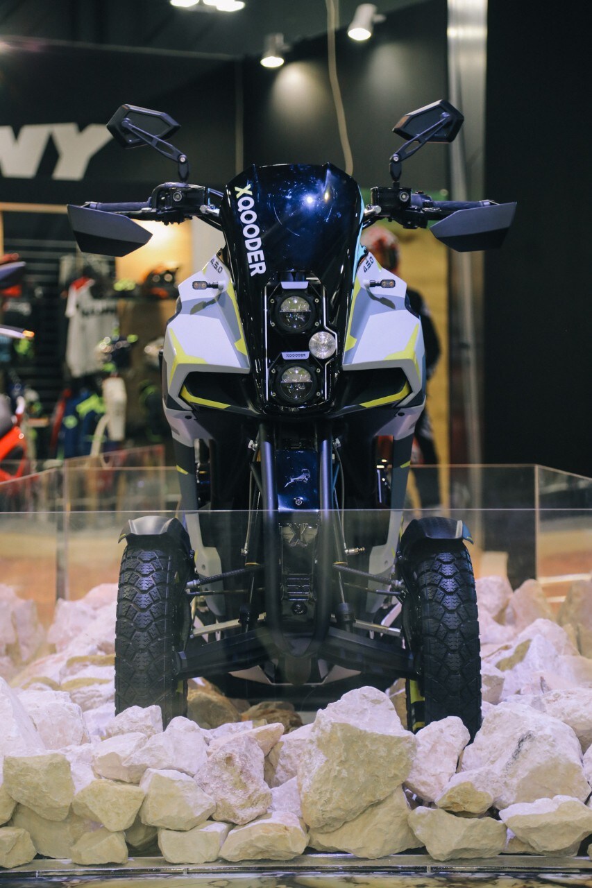 <div class='descrGalleryTitle'>XQOODER</div><div class='descrGalleryText'><p>Dopo il debutto in versione “prototipo” allo scorso EICMA, l’xQooder viene presentato nella versione di serie. Garantisce lo stesso livello di stabilità di un Qooder tradizionale ma, allo stesso tempo, ne accresce le caratteristiche di divertimento, in una versione più “estrema” enfatizzata dal look. Lo schema delle sospensioni adotta la stessa tecnologia del Qooder ma su questo modello il serbatoio è stato spostato dalla parte posteriore a quella centrale, per avere una maggiore stabilità, anche nella guida in piedi.&nbsp; In vendita a&nbsp;15.000 euro.</p>
</div>